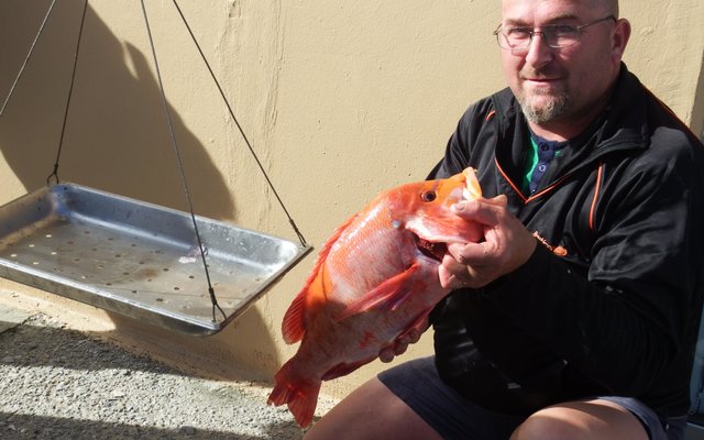 Salmon Herselman met sy Rooi Roman (2.55kg) as swaarste vis, met ook die swaarste sak wat deur hom ingepalm is  